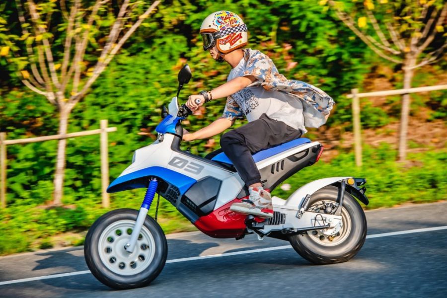 Una FELO FW-03 blanca, roja y azul se desplaza por una ruta. Una FELO FW-03 blanca, roja y azul se desplaza por una ruta.