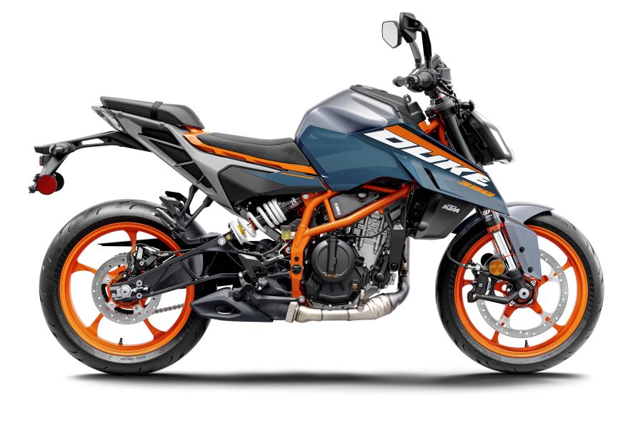 Una KTM 390 Duke color Azul y naranja, tal como llega a la Argentina.