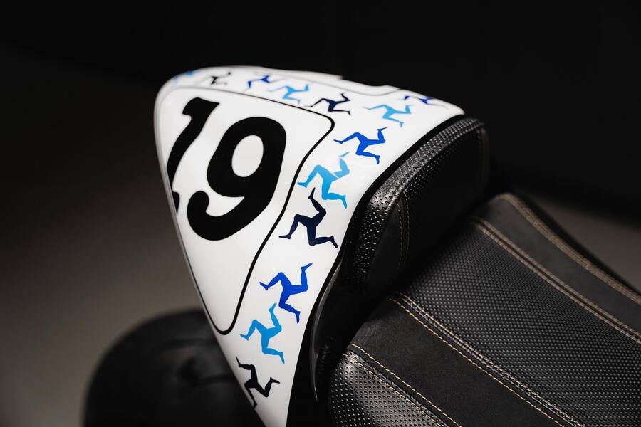 Esta edición especial mantiene detalles emblemáticos de la RCW588, como el trisquel de la Isla de Man, la placa porta números con la tipografía de la época y las publicidades. Esta edición especial mantiene detalles emblemáticos de la RCW588, como el trisquel de la Isla de Man, la placa porta números con la tipografía de la época y las publicidades.