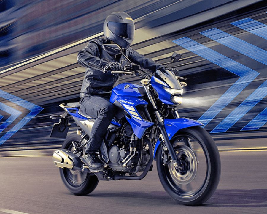 Una moto street de 150 cc y color azul se traslada por la ciudad con un fondo de guardas difusas. Una moto street de 150 cc y color azul se traslada por la ciudad con un fondo de guardas difusas.