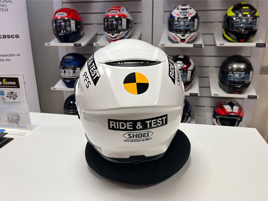 Un casco blanco de muestra para el servicio SHOEI Ride & Test