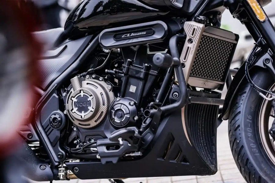 El motor de la Bobber CU 525 de Voge es el bicilíndrico en línea de 494 cc que Loncin evolucionó a partir del propulsor CB 500 de Honda.