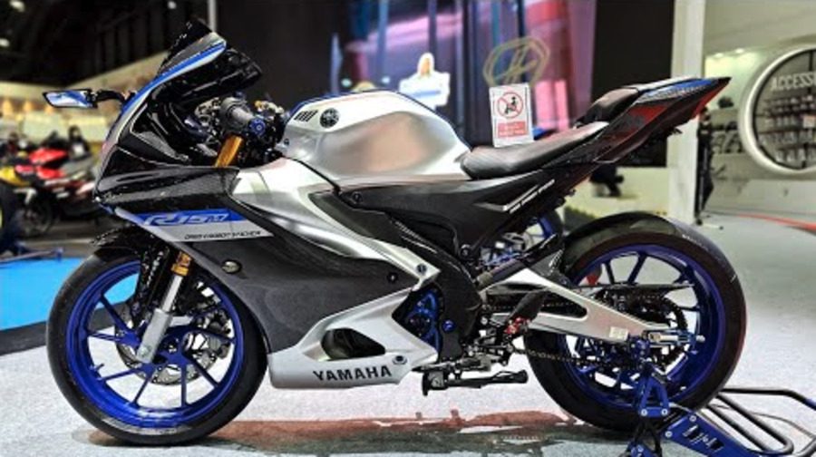 La Yamaha R15 M Carbon combina exquisitamente colores en plata y azul. La Yamaha R15 M Carbon combina exquisitamente colores en plata y azul.