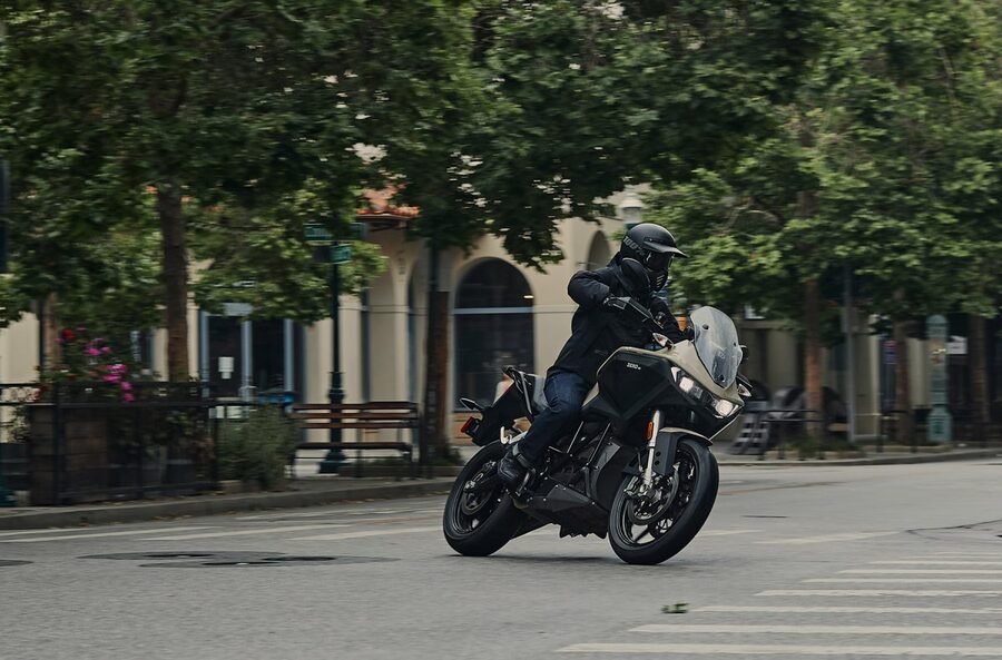 Una Zero DS 2024 dobla una esquina en una ciudad.