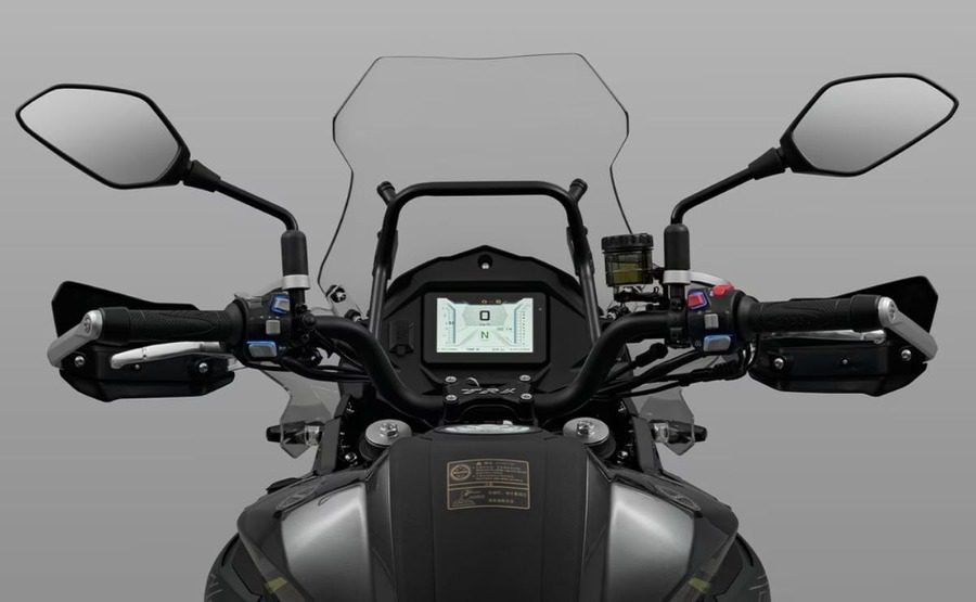La Benelli TRK 552 vista desde la postura del piloto.