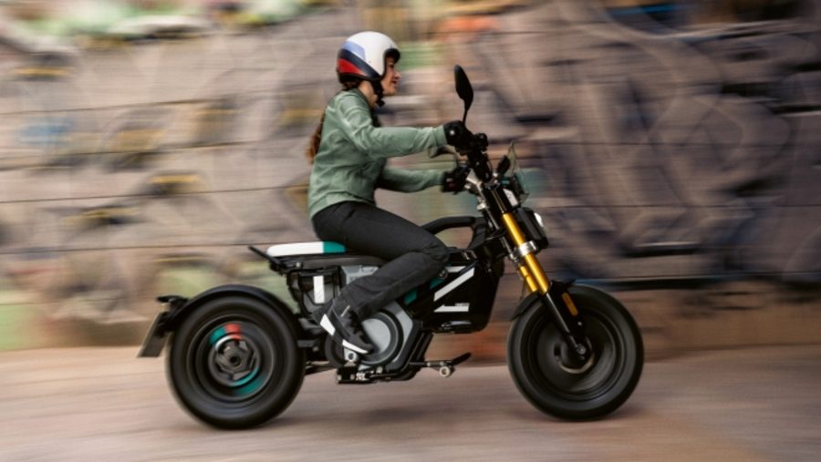 Un joven se desplaza con un scooter eléctrico BMW CE 02