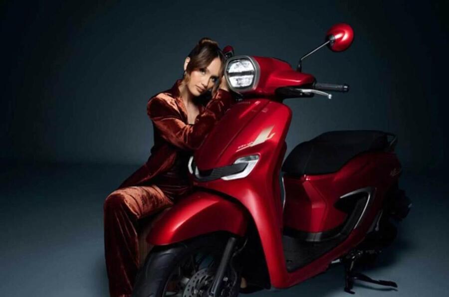 Honda Stylo 160 rojo con una bella modelo que lo sostiene. Honda Stylo 160 rojo con una bella modelo que lo sostiene.