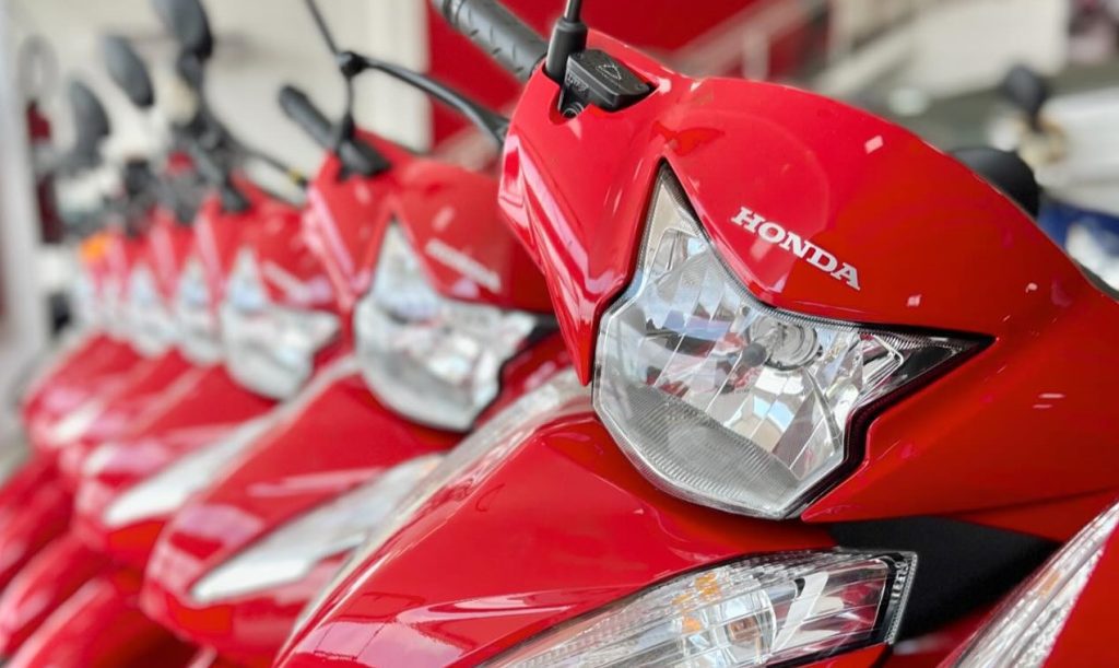 Fila de motos Honda Wave rojas