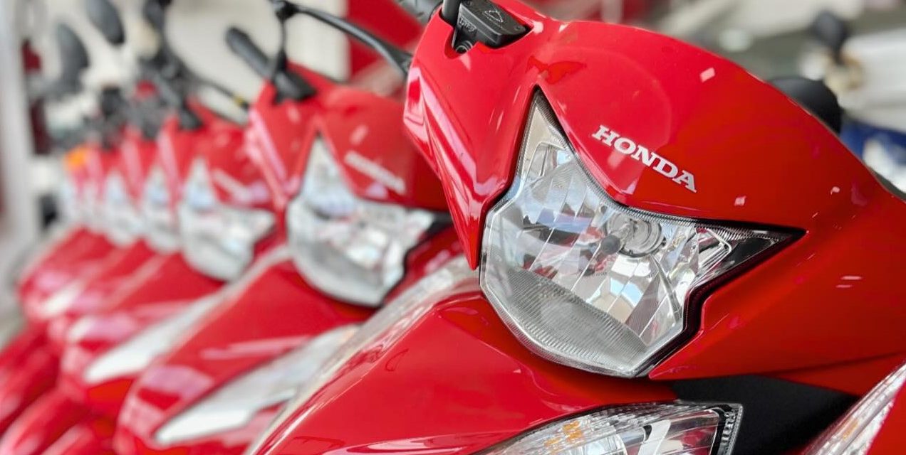 Fila de motos Honda Wave rojas