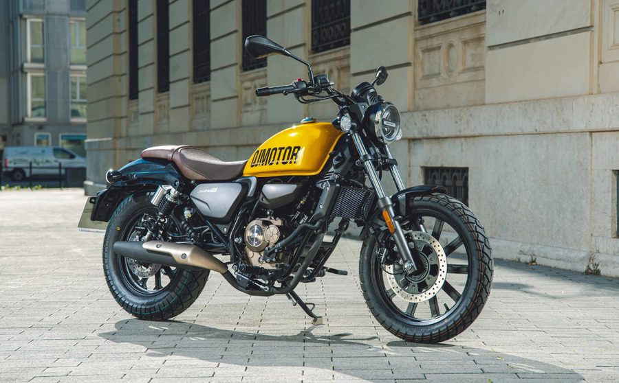 Se posiciona como un modelo de entrada de gama a la familia compuesta por la SRV 300 y SRV 550, dos modelos que combinan aires retro con detalles modernos.