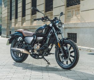 La QJ Moto SRV 125 está disponible en tres decoraciones que combinan el color negro con tanque de combustible en amarillo, naranja o negro.