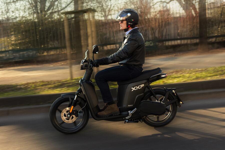 Un Scooter Askoll verde y típico diseño italiano.
