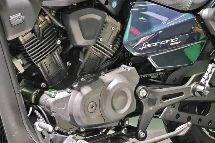 El término "V2" en la Leoncino Bobber V2 400 se refiere a la configuración de sus dos cilindros en V.