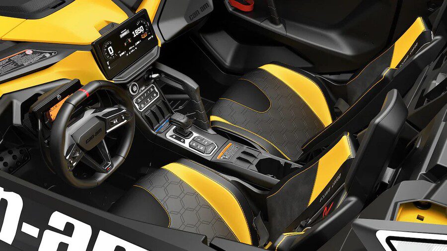 La cabina Ergo-Lok ofrece asientos ajustables en cuatro direcciones y un volante con levas de cambio opcionales.