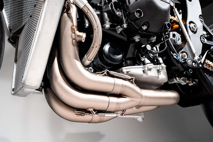 Salida de escapes de la Crescent Yamaha GYTR R1