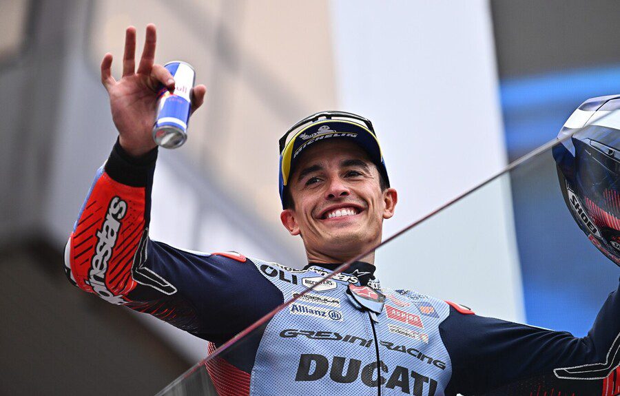 Marc Márquez saluda a la gente.