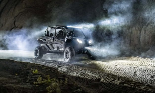 El Kawasaki Teryx 2025 Blackout se mimetiza con la oscuridad