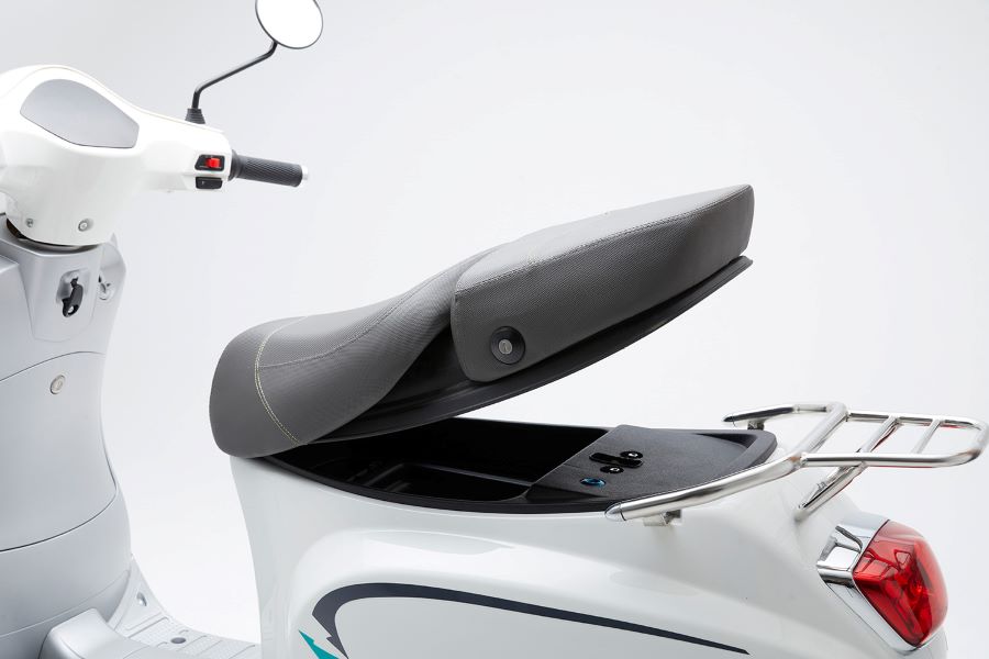 Motomel STRATOe blanco con el asiento levantado.