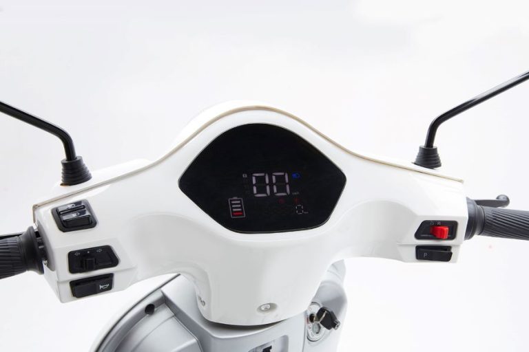 Pantalla digital del Motomel STRATOe.
