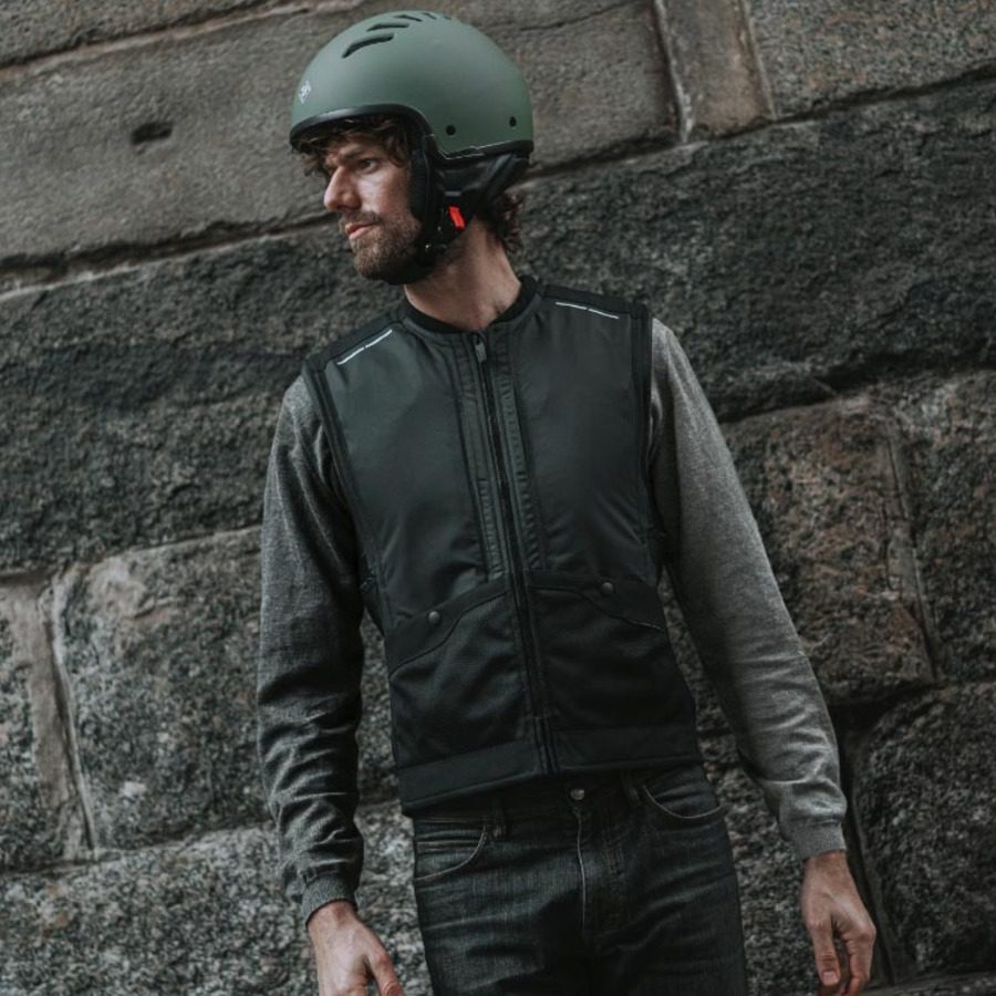Este chaleco fue desarrollado junto a In&motion, empresa que utiliza inteligencia artificial para crear sistemas de protección airbag autónomos.