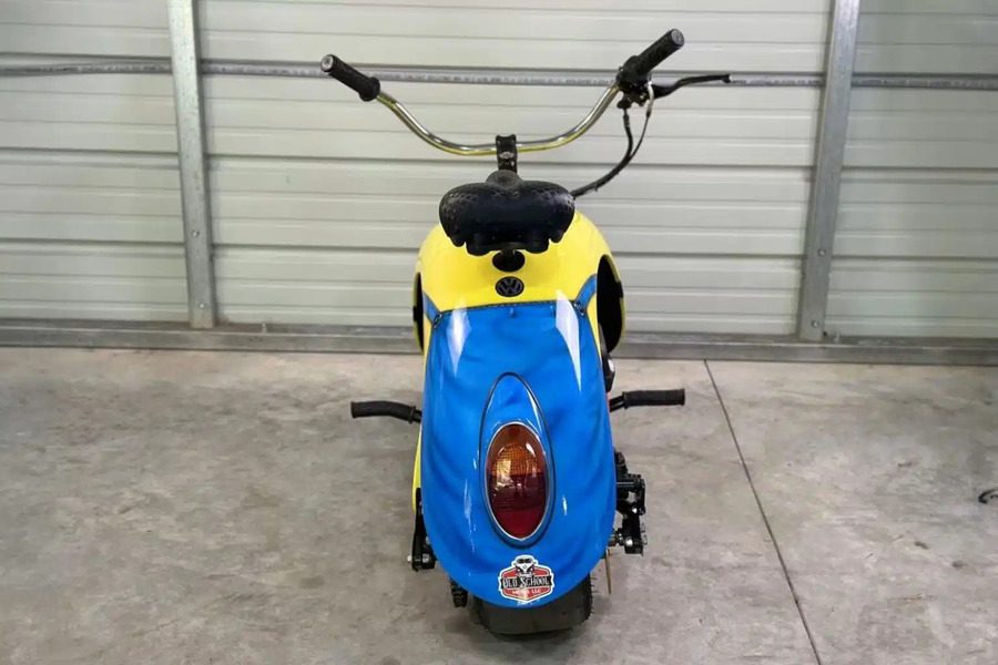 La parte delantera de la moto no tiene freno ni suspensión, otra solución poco convencional.