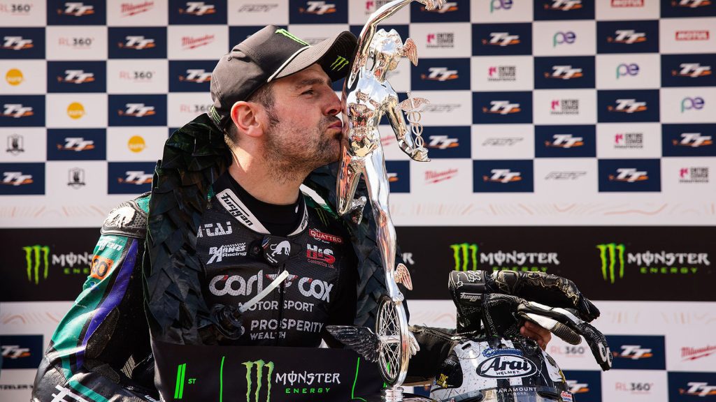 Michael Dunlop celebra haber igualado el récord de 26 victorias de su tío Joey en el TT Isla de Man