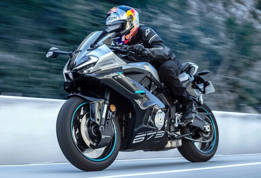 Una CFMoto 675SR-R avanza en circuito