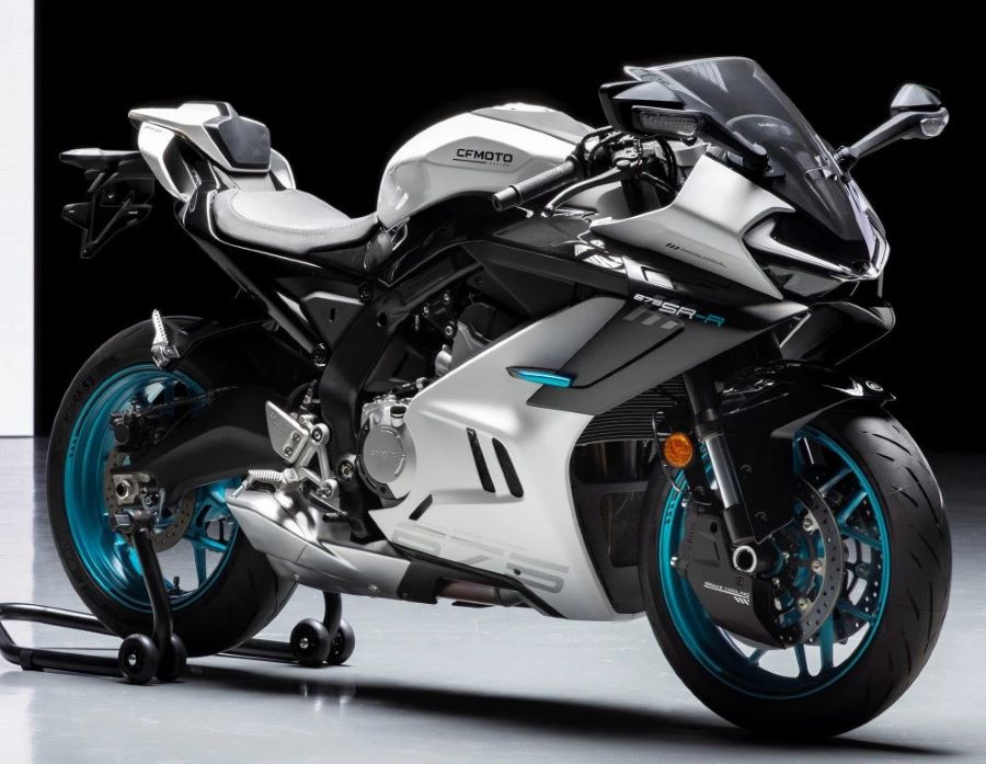 Imagen de estudio del lateral derecho de una CFMoto 675SR-R