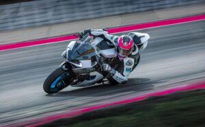 Vista cenital de una CFMoto 675SR-R en plena pista