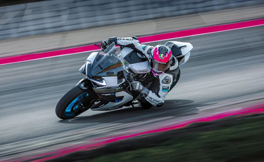 CFMoto 675SR-R: ¿por qué reordena el segmento medio?