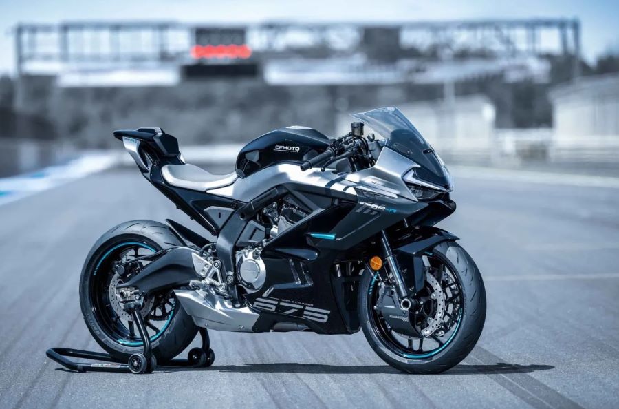 Una CFMoto 675SR-R descansa en una pista