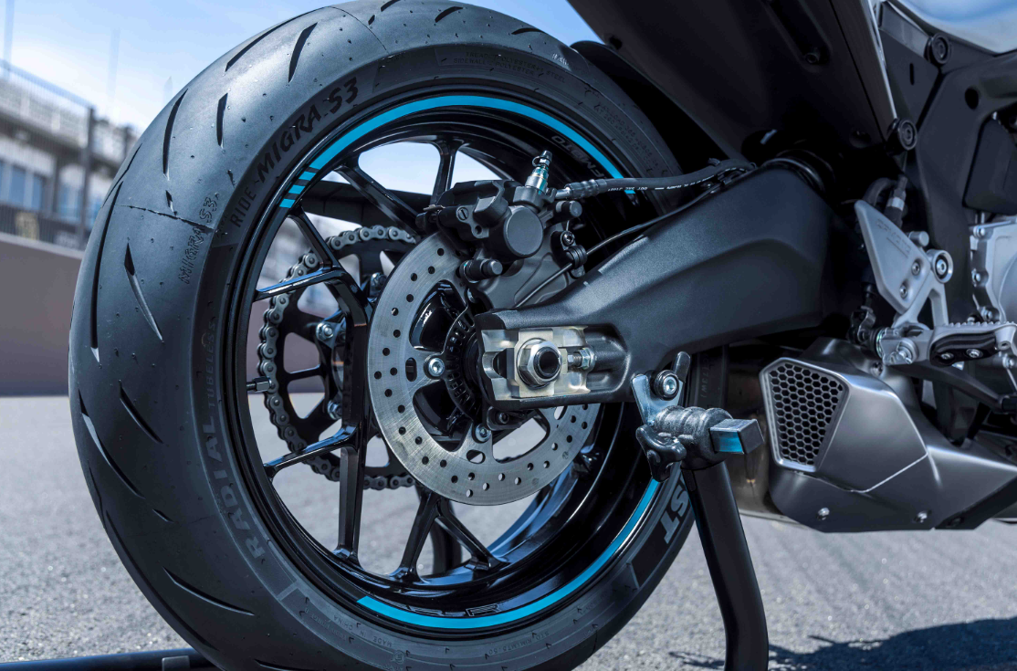 Rueda trasera de una CFMoto 675SR-R