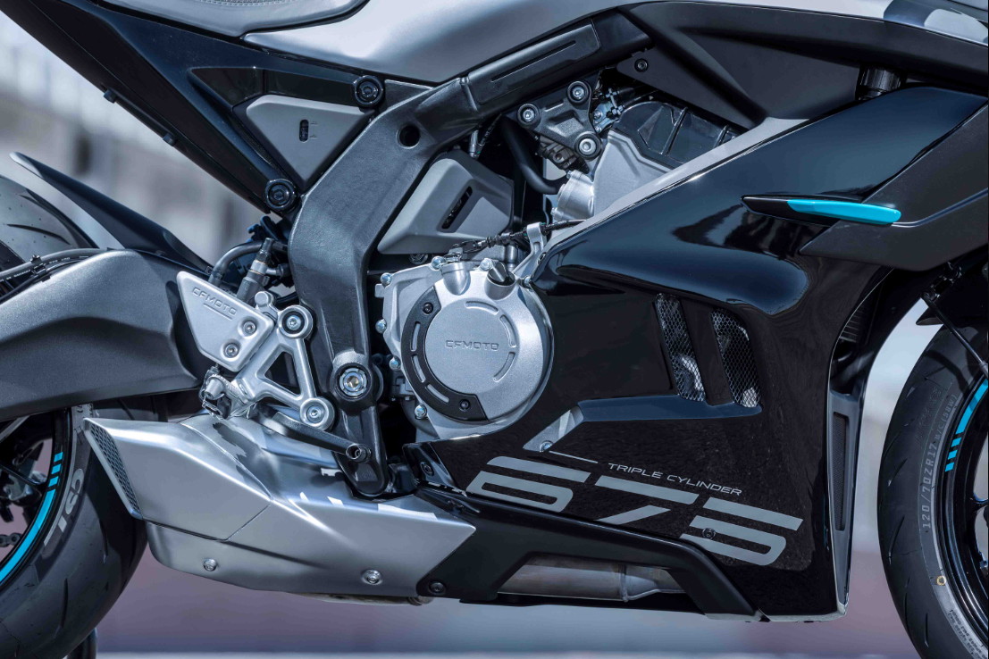 El motor de una CFMoto 675SR-R en primer plano