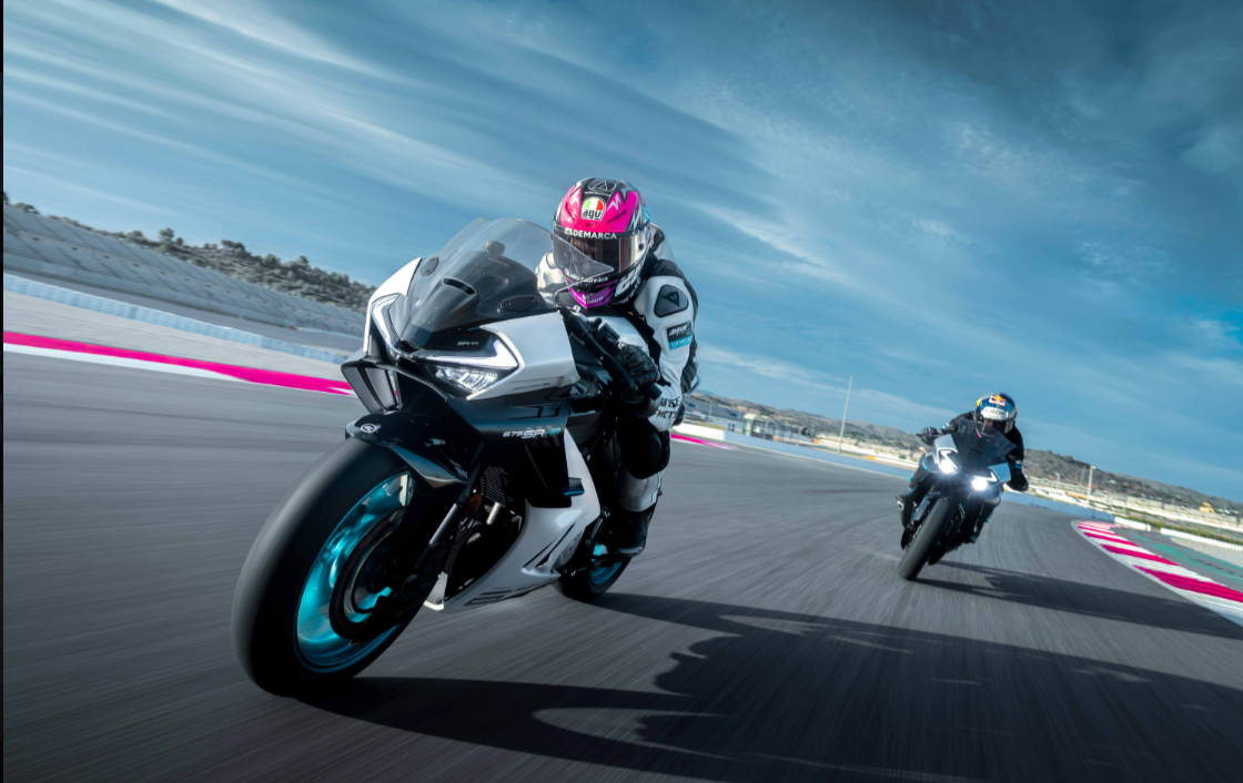 Una CFMoto 675SR-R lidera una disputa con otra deportiva