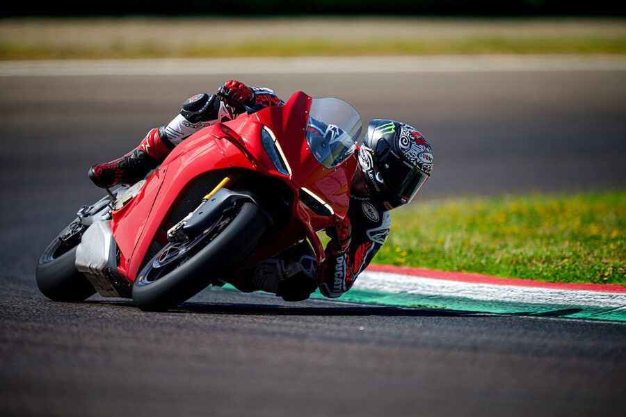 Una Ducati Panigale V4 S roja vuelca a la izquierda en una pista