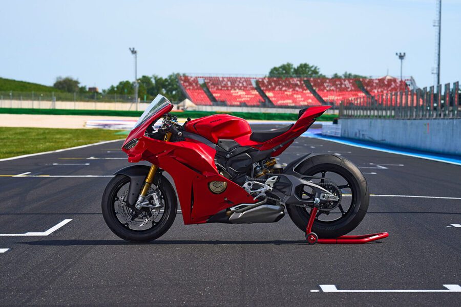 La Ducati Panigale V4 S 2024 es más liviana y más potente.
