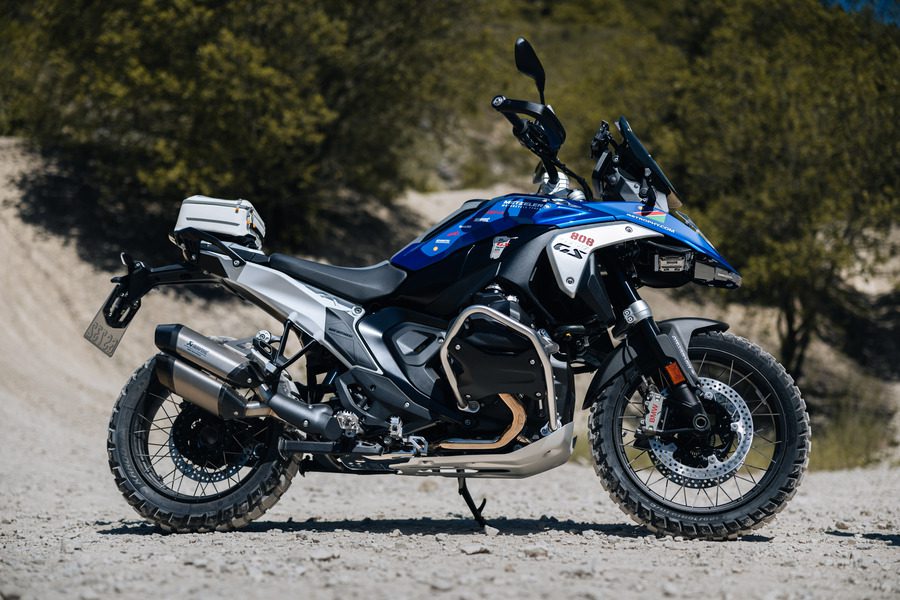 La R 1300 GS Trophy utiliza el color Racing Blue en el tanque.