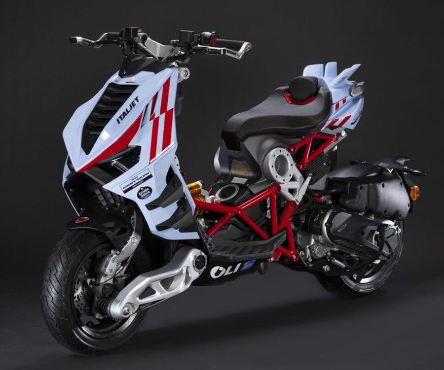 Italjet Dragster Gresini: sangre MotoGP La Italjet Dragster Gresini se vistió de MotoGP.