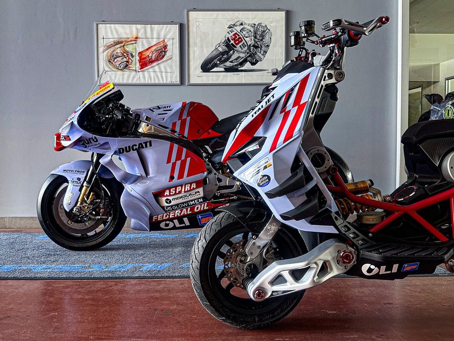 Adelante, se destacan los apéndices aerodinámicos tan comunes en la máxima categoría. Adelante, se destacan los apéndices aerodinámicos tan comunes en la máxima categoría.