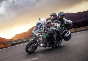 Kawasaki Versys 1100 en acción con una pareja a bordo