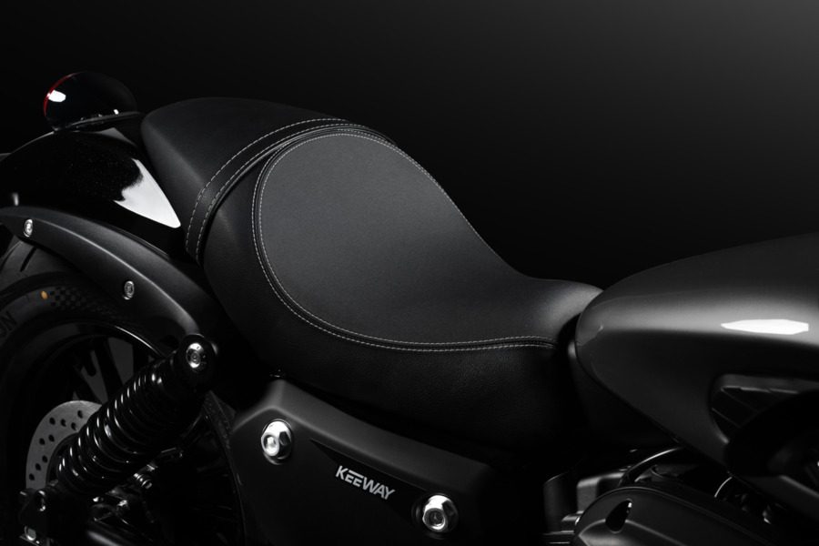 Su asiento es bajo, cómodo y con costuras que contrastan.