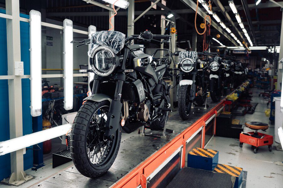 Las Husqvarna Svartpilen 401 y 250 en la planta de Campana.