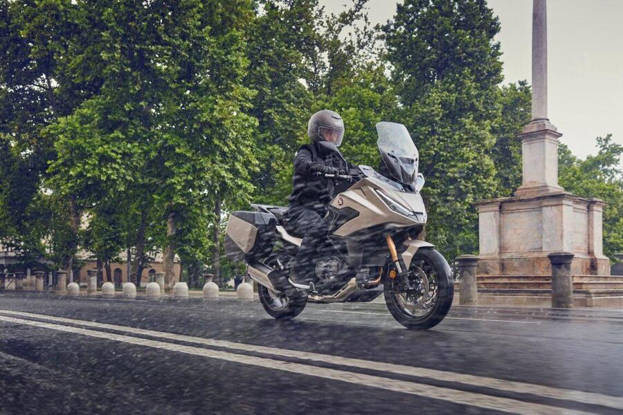 El nuevo carenado de la Honda NT1100 está pensado para rendir mejor ante el viento y la lluvia.