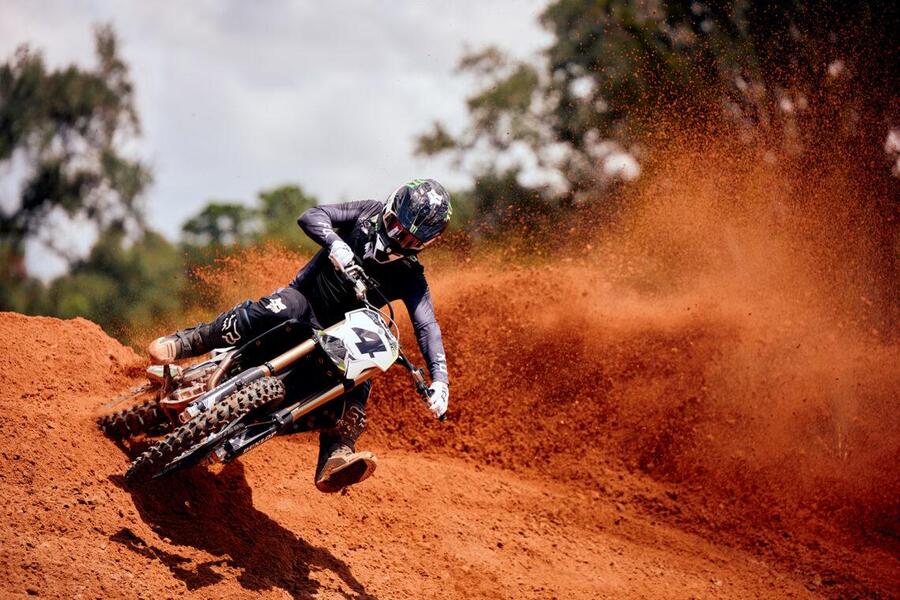 La Triumph TF 450-RC 2025 fue desarrollada junto a Ricky Carmichael, por eso lleva sus iniciales.