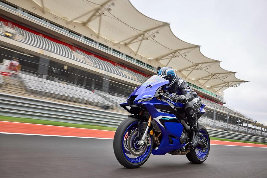 La Yamaha R9 2025 se venderá em dos decoraciones: Azul y negro
