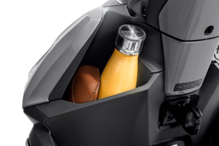 Práctico guarda objetos y gancho para colgar bolsos de la Honda Elite 125