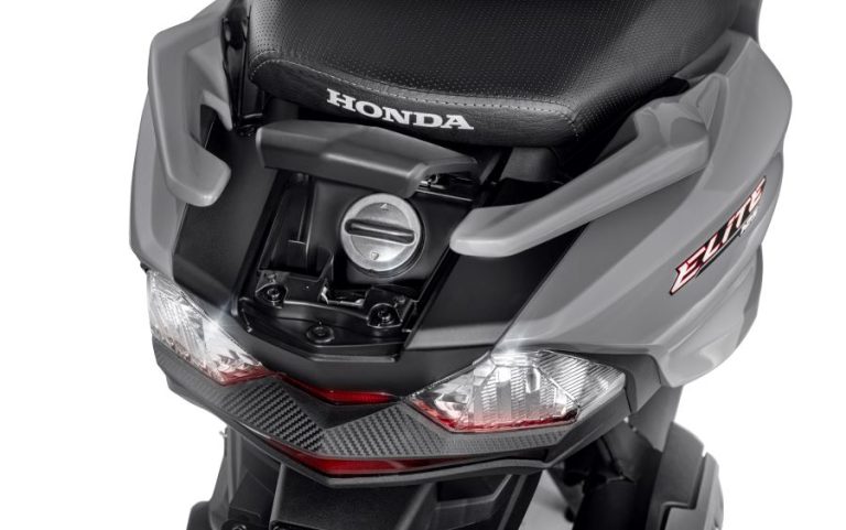 Tapa del tanque de combustible en la parte trasera de la Honda Elite 125