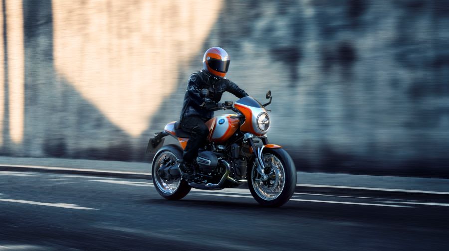 La BMW R12 S ofrece un rendimiento equilibrado de potencia y estabilidad, a partir de su motor bóxer de 1170 cc y 109 caballos de fuerza.