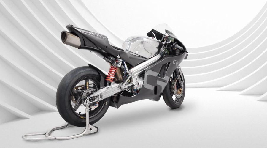 Con un peso total en seco de 129,5 kg, la CR700W combina ruedas de carbono Dymag y un escape de Inconel, una aleación utilizada en la Fórmula 1.