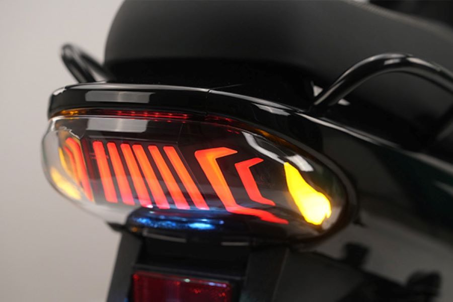 La iluminación Full LED de la CUB premium de Gilera mejora la visibilidad nocturna y reduce el consumo energético.